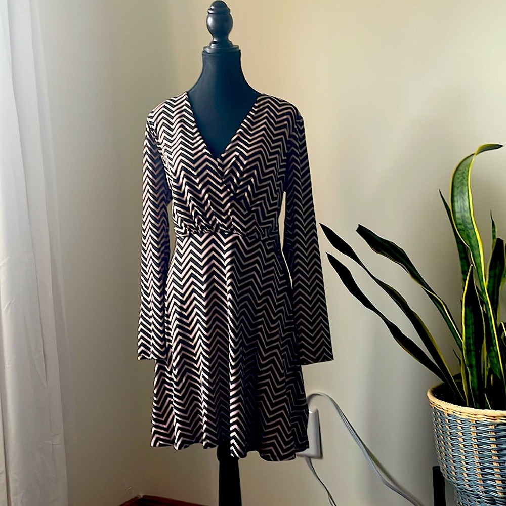 XL zigzag print mini dress long sleeves